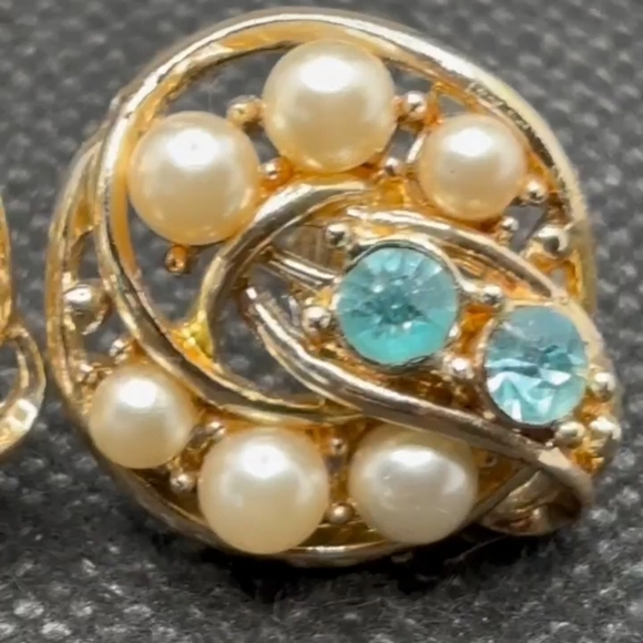 Mint Vintage 1950s Coro Craft Blue Rhinestone Faux Pearl Screw Back Earrings - Picture 3 of 13